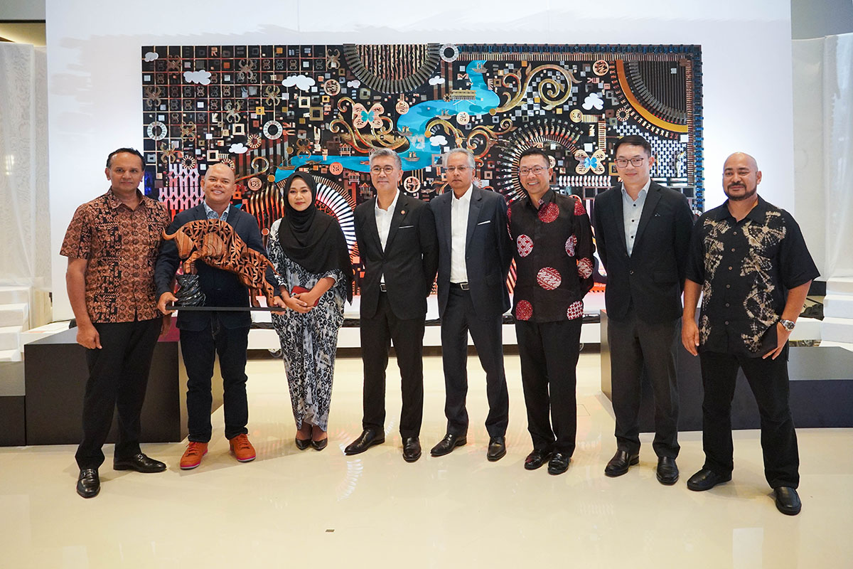 From left to right: CIMB Group Transaction Banking and CIMB Foundation’s Chief Executive Officer, Rafe Haneef; Artcube Gallery’s Director, Azhar Ahmad; Contemporary Artist, Anniketyni Madian; International Trade and Industry Minister, Tengku Datuk Seri Utama Zafrul Tengku Abdul Aziz, Sime Darby Property’s Group Managing Director, Dato’ Azmir Merican; CIMB Group Consumer and Digital Banking’s Chief Executive Officer, Effendy Shahul Hamid; Sime Darby Property’s Chief Marketing & Sales Officer, Datuk Lai Shu Wei; and Artcube Gallery’s Director, Fuad Salleh, at the official launch of ‘SUSEY’ at The International Gallery at KLGCC Resort.